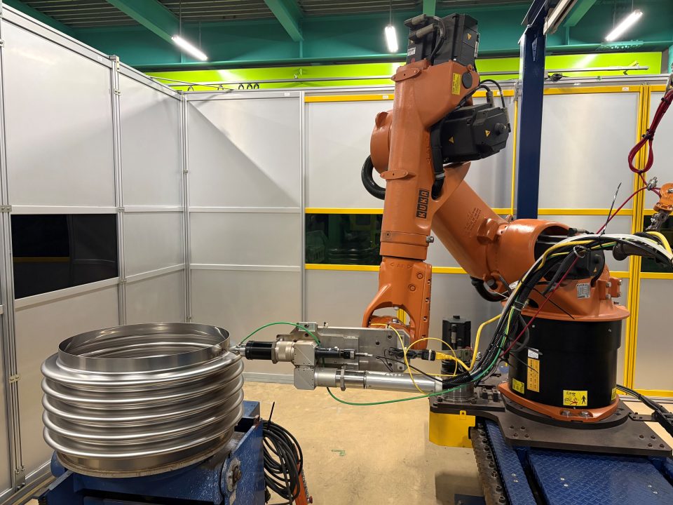 R＆D_ＤＸ推進：ロボットシステムによるベローズ切断自動化への取り組み_写真